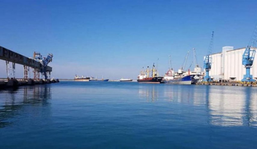 سوريا تنقذ سفينة مصرية وتنقل ربانها لمشفى طرطوس للعلاج 
