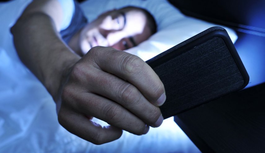 كيف  يتجسس هاتف 'آيفون' أثناء نومك؟
