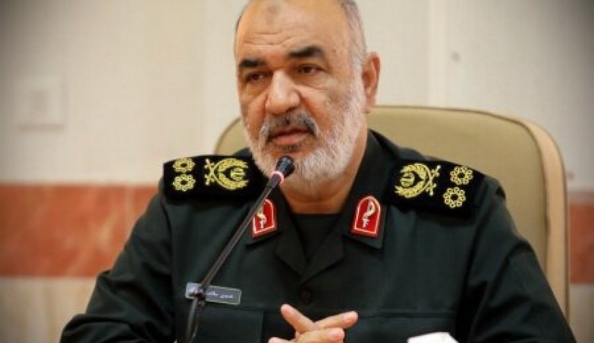 سرلشکر سلامی: نهراسیدن از قدرت ها راز حیات و سر بقای یک ملت است
