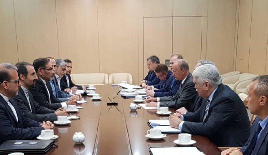 شمخانی: در برابر بدعهدی طرف مقابل، گام به گام تعهدات برجامی خود را کاهش می‌دهیم/ تأکید روسیه بر ضرورت جلوگیری از مداخله غیرقانونی آمریکا در سوریه