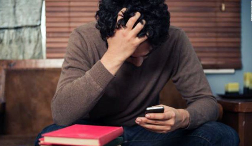 تحذير.. إدمانك الهواتف الذكية يعرضك لطفرة في الجمجمة