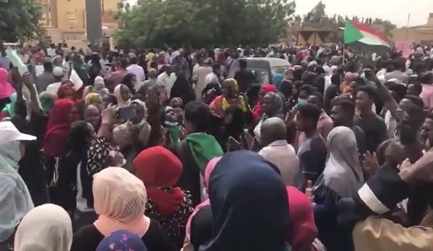 الشرطة السودانية تستخدم الغاز المسيّل للدموع لتفريق المتظاهرين
