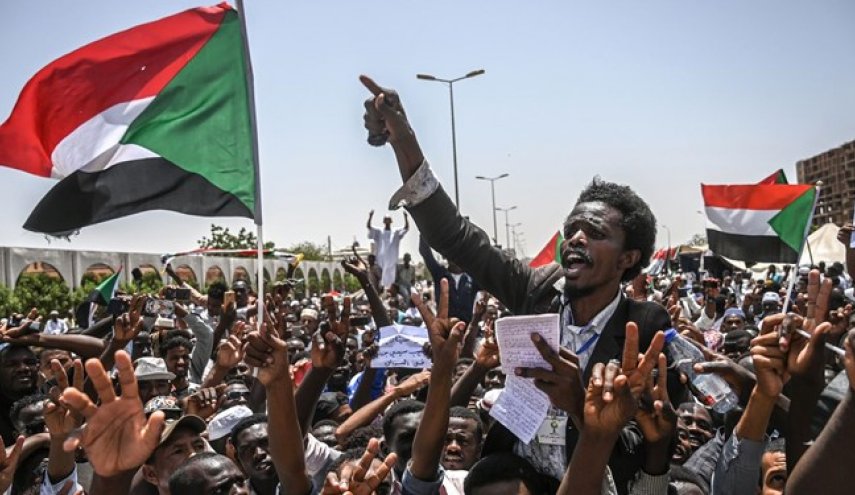 تظاهرات هزاران سودانی مقابل وزارت دفاع این کشور در خارطوم

