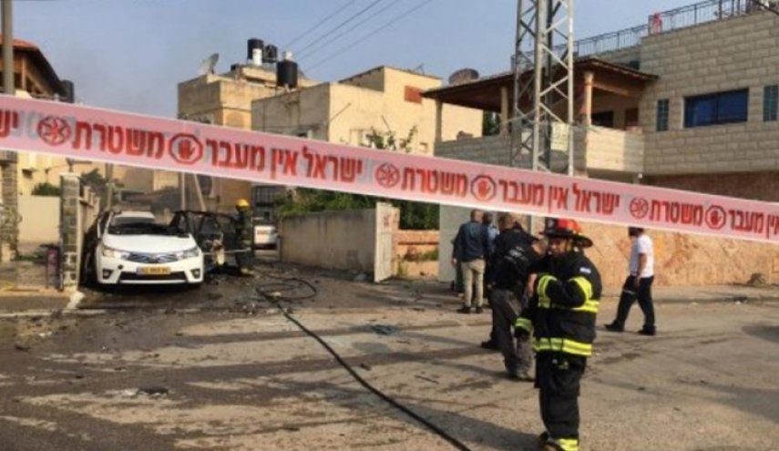 انفجار سيارة في اللد وأنباء عن عبوة ناسفة