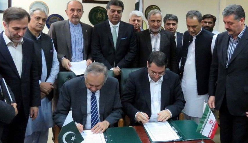 ایران و پاکستان تفاهم نامه تقویت همکاری های تجاری امضا کردند