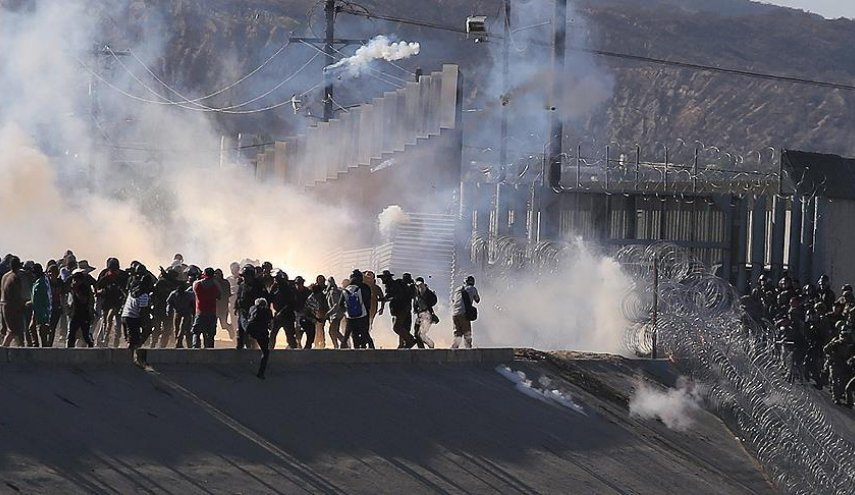 درگیری ماموران مرزی آمریکا با پناهجویان در مرز مکزیک