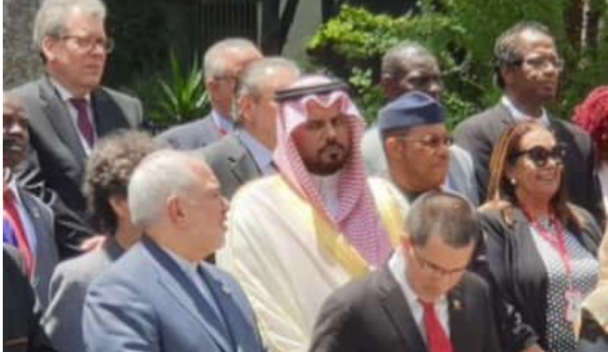 بالصورة... ما سر نظرات سفير السعودية هذه الى ’ظريف’ في فنزويلا؟