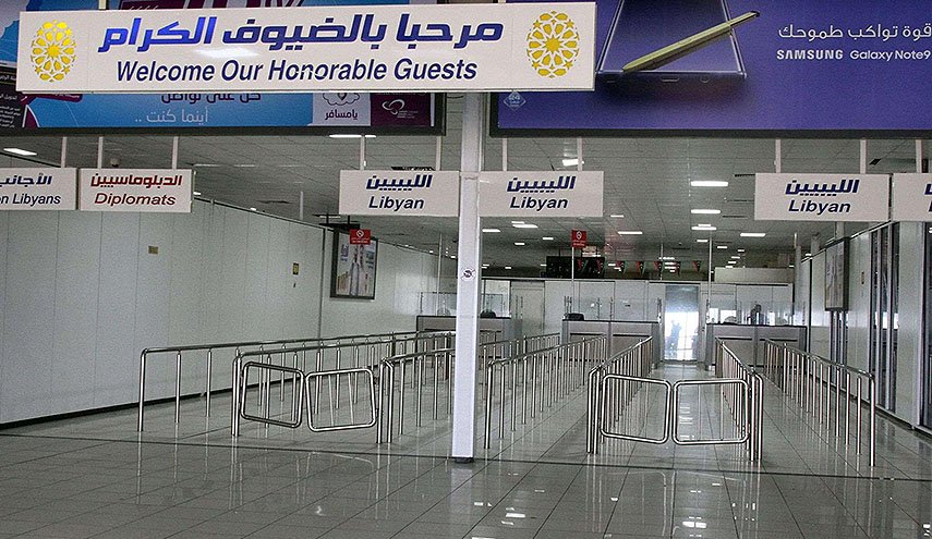 توقف الملاحة الجوية بمطار معيتيقة اثر تعرضه لضربة جوية