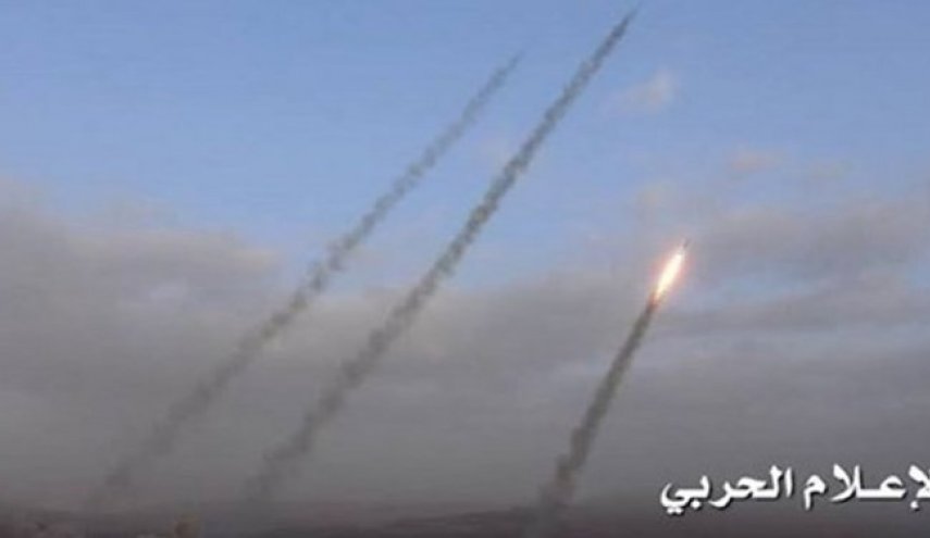 القوة الصاروخية اليمنية تطلق 4 صواريخ زلزال1 على تجمعات العدوان السعودي بتعز