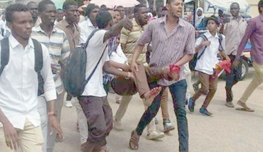 وقفة طلابية أمام وزارة العدل السودانية تنديدا بحادثة الأبيض 

