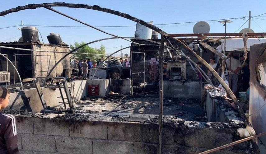 بالصور.. اندلاع حريق في مخيم للنازحين الإيزيديين شمالي العراق
