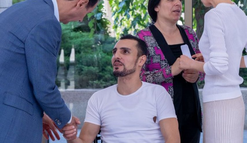 بالصور..الأسد وعقيلته يتفقدان جرحى من الجيش السوري 