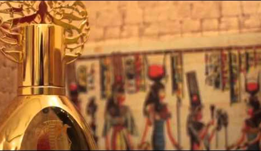 علماء يكتشفون طريقة لإعادة تركيب 'عطر كليوباترا'