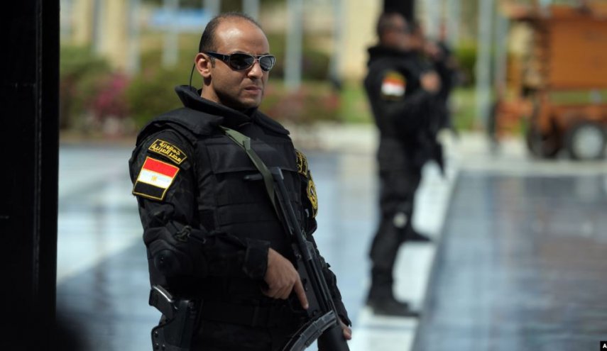 شكَّ في سلوك ابنتيه فذبحهما!