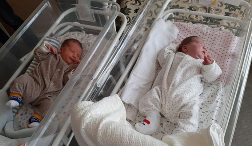 في ظاهرة نادرة.. أم تضع توأمين بينهما 11 أسبوعا!