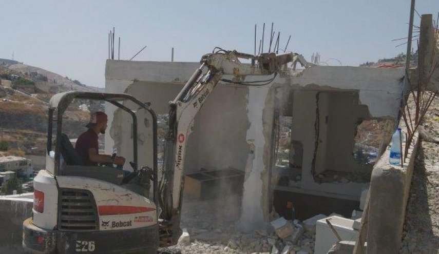 الاحتلال يجبر مواطنا فلسطينيا على هدم منزله