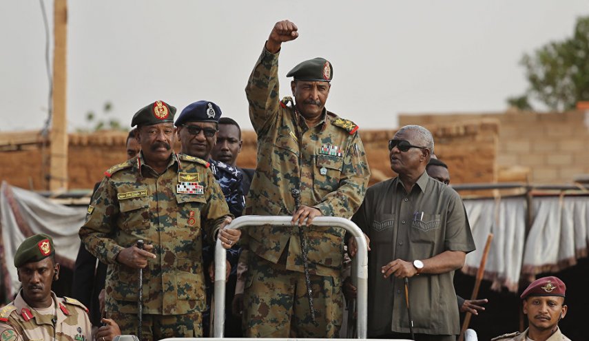 بعد تشكيل الحكومة... أول قائد عربي يتصل بالبرهان