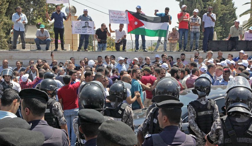 نقابة المعلمين بالأردن تقرر إضرابا شاملا والحكومة تلوّح بالقضاء
