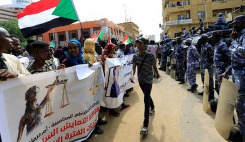 الآلاف يطالبون بمحاكمة المتهمين بقتل المحتجين بالسودان