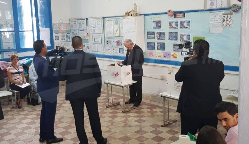 رئیس جمهور موقت تونس رأی خود را به صندوق انداخت