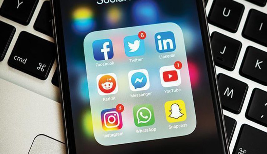 الخطر يحيط بالمفرطين في استخدام مواقع التواصل الإجتماعي