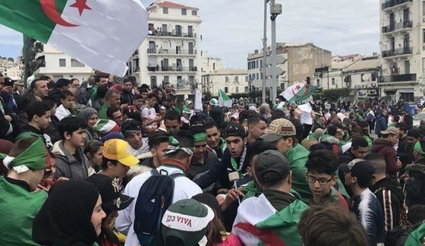 الجزائريون يتحدون قرارات قائد الجيش ويواصلون احتجاجاتهم