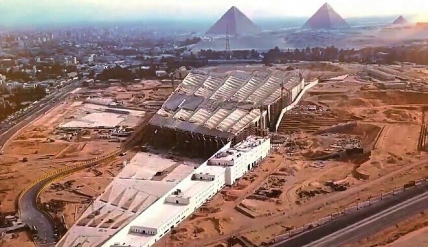 وصول قطع أثرية ضخمة إلى المتحف المصري الكبير تمهيدا لعرضها