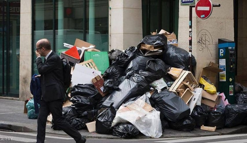 باريس تتحول إلى صندوق قمامة!
