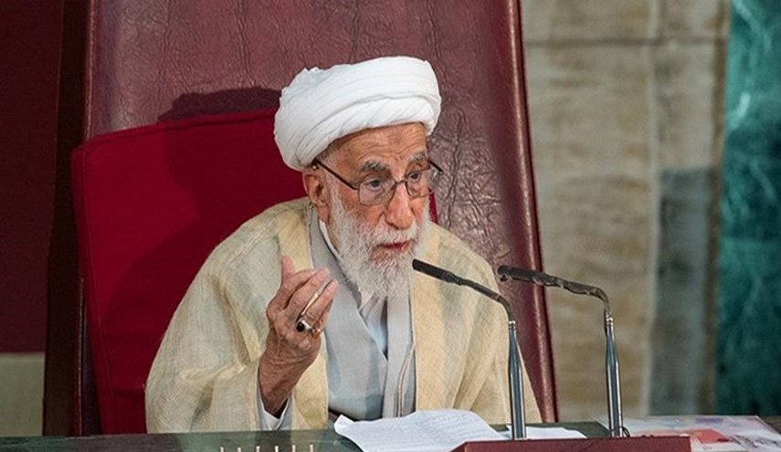 غارتگران داخلی و خارجی نمی‌گذارند تولید رونق بگیرد/ برخی افراد نادان به فکر مذاکره هستند/ مذاکره در شرایط فشار حداکثری، یعنی تسلیم