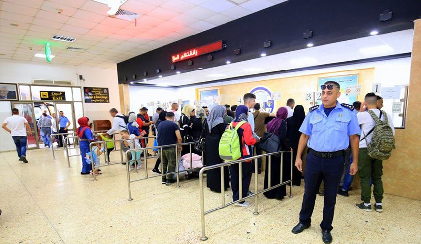 كيان الاحتلال يمنع سفر 7 فلسطينيين من معبر الكرامة