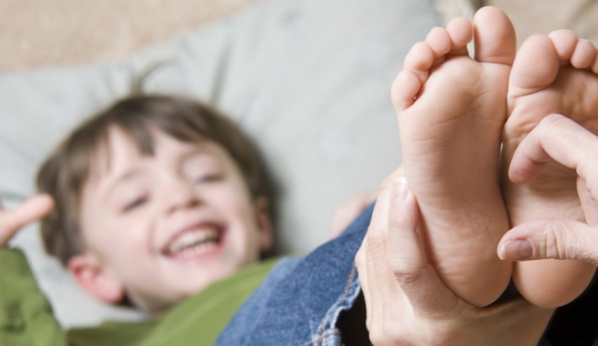 أمر طريف... لماذا لا نضحك عندما نقوم بدغدغة أنفسنا؟!