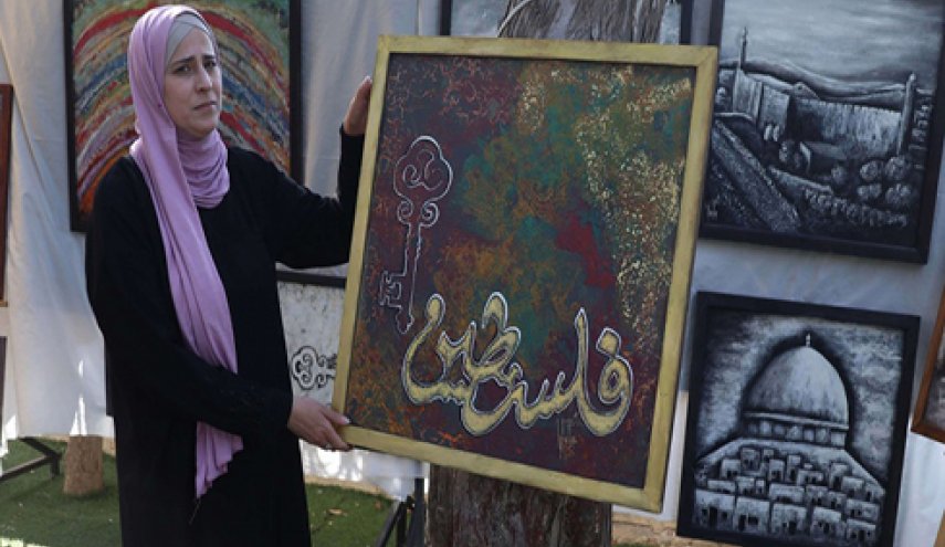 شاهد.. فلسطينية تحوّل مواد البناء إلى لوحات فنية
