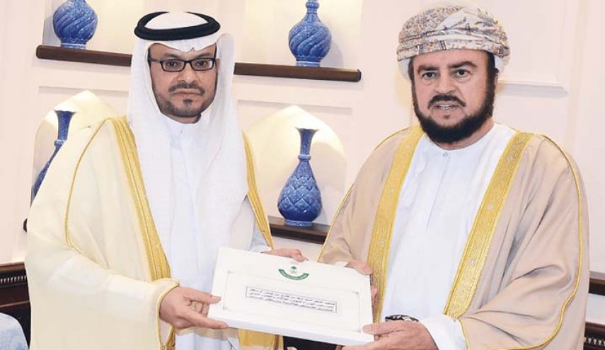 ممثل السلطان قابوس الخاص يتسلم رسالة خطية من ابن سلمان