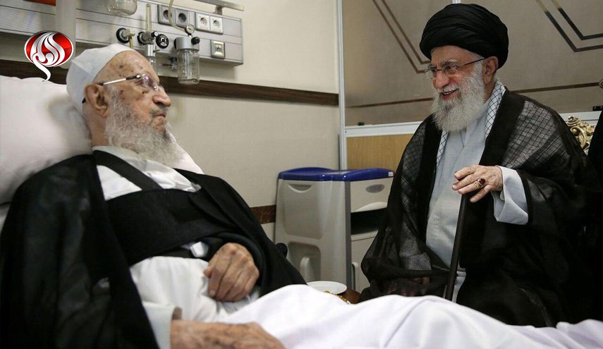 عیادت رهبر معظم انقلاب از آیت‌الله مکارم شیرازی
