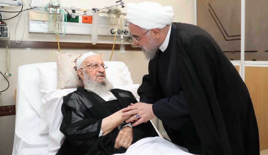 روحانی از حضرت آیت‌الله مکارم شیرازی عیادت کرد