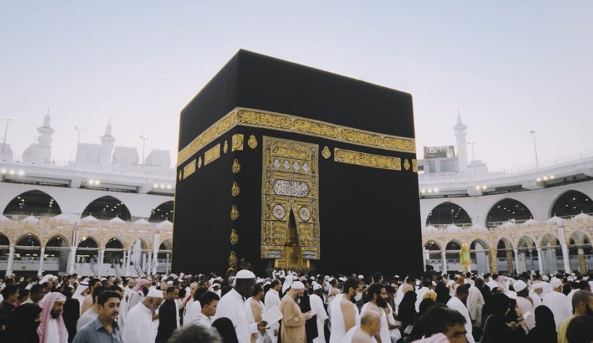 السعودية تدرس إلغاء شرط 'المحرم' للراغبات في أداء العمرة