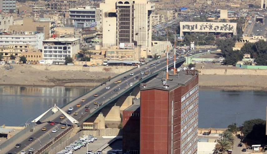 فیلم | عبور معترضان عراقی از موانع امنیتی برای رسیدن به پارلمان در بغداد