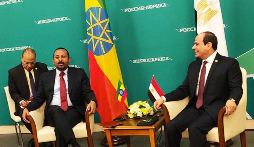 طريقة جلوس آبي تثير جدلا على مواقع التواصل