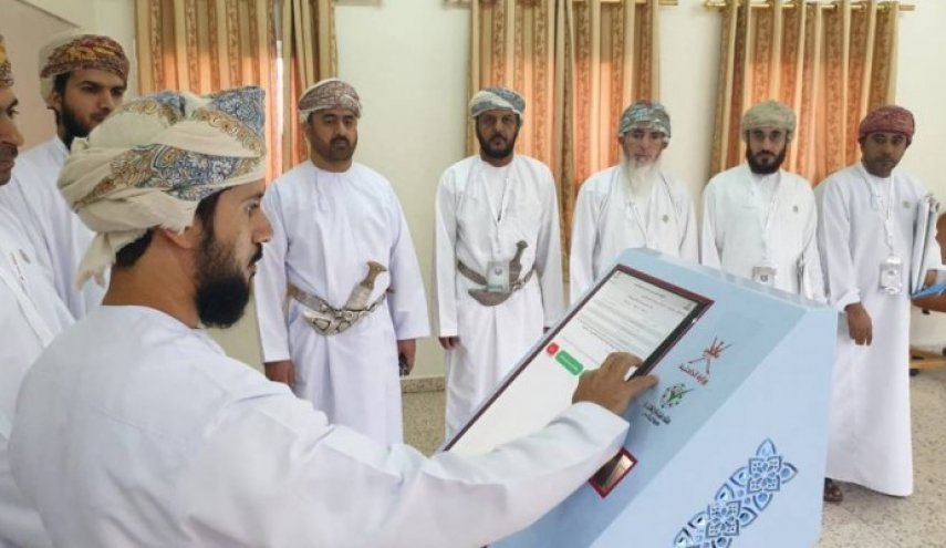 العمانيون يصوتون لإنتخاب مجلس شورى جديد