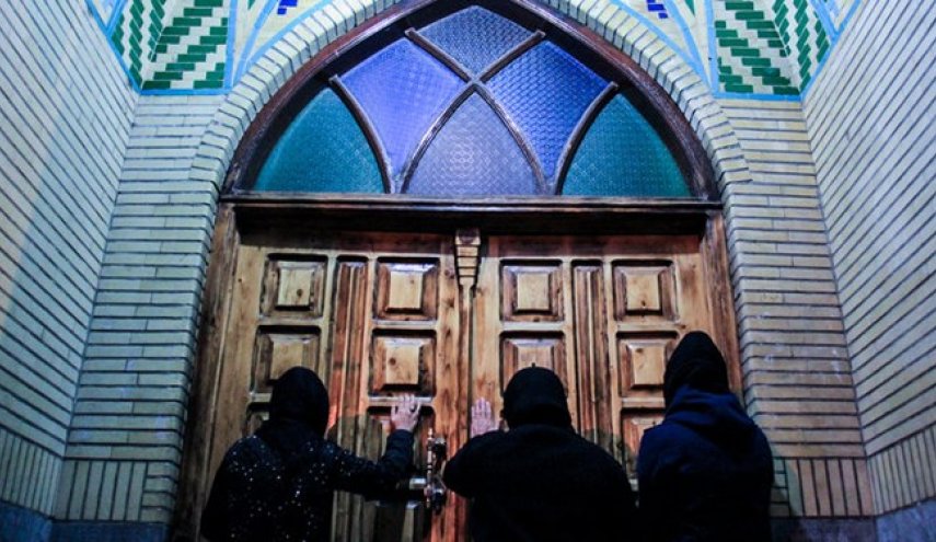 کوبیدن در مساجد و روشن کردن شمع در شب اول ربیع‌الاول