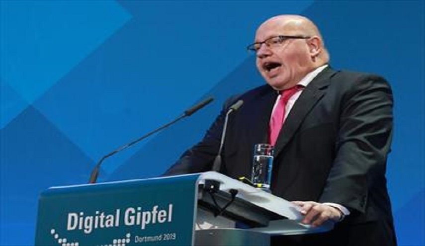 وزير الاقتصاد الألماني يكسر أنفه خلال القمةو الرقمية