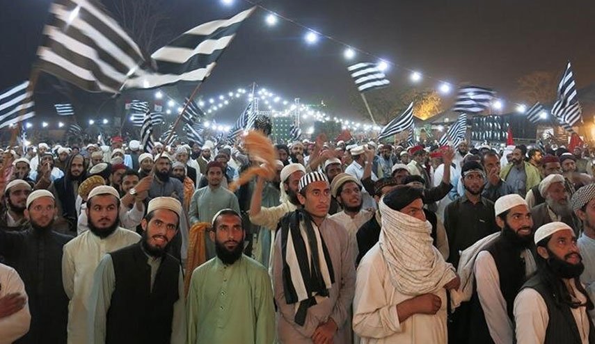 ادامه تظاهرات اعتراضی در پاکستان/ پافشاری مخالفان بر کناره گیری عمران خان