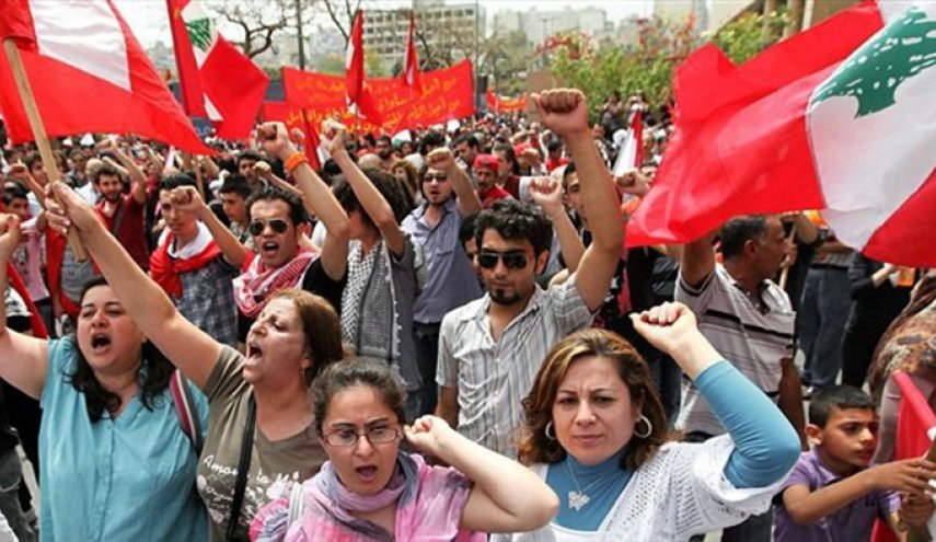  اعتصام امام منازل عدد من المسؤولين اللبنانيين