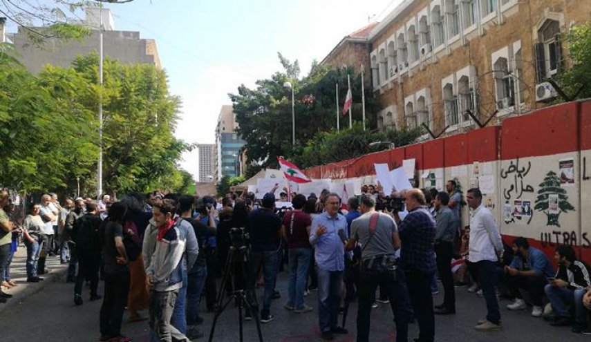 شاهد..رفع أطول علم لبناني في شوارع المنية 
