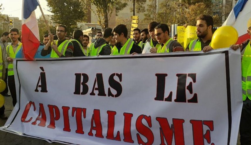 تجمع دانشجویان مقابل سفارت فرانسه در حمایت از جلیقه‌زردها
