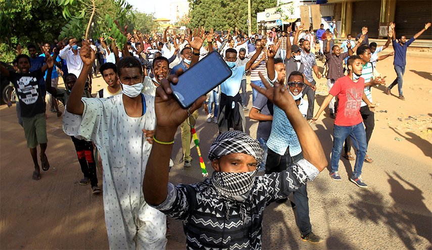 وفاة مواطن سوداني متأثرا بإصابته في مظاهرة الأحد
