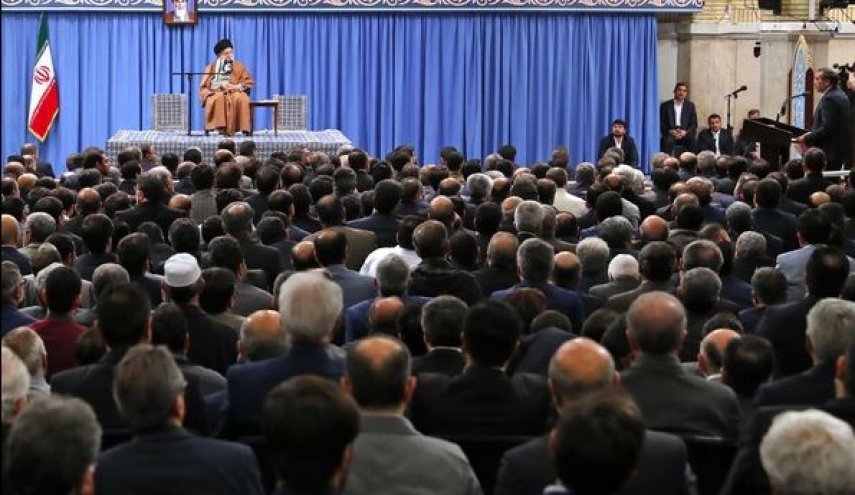 رهبر معظم انقلاب: برای نجات اقتصاد کشور نباید منتظر پایان تحریم‌ها بود