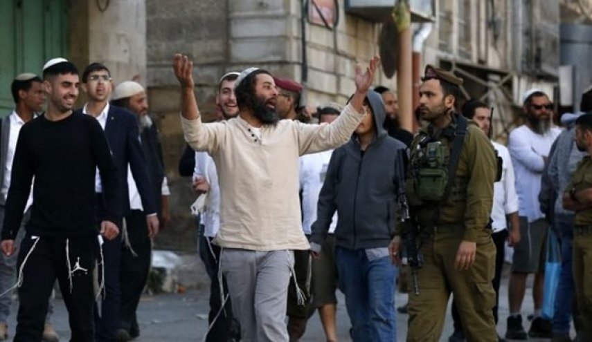 حمله شهرک‌نشینان به منازل فلسطینی‌ها در الخلیل و زخمی شدن نوزاد فلسطینی + عکس