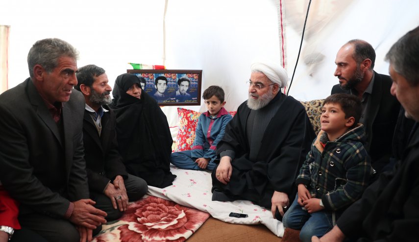 بازدید رئیس جمهور از روند کمک رسانی و گفت و گو با مردم زلزله زده
