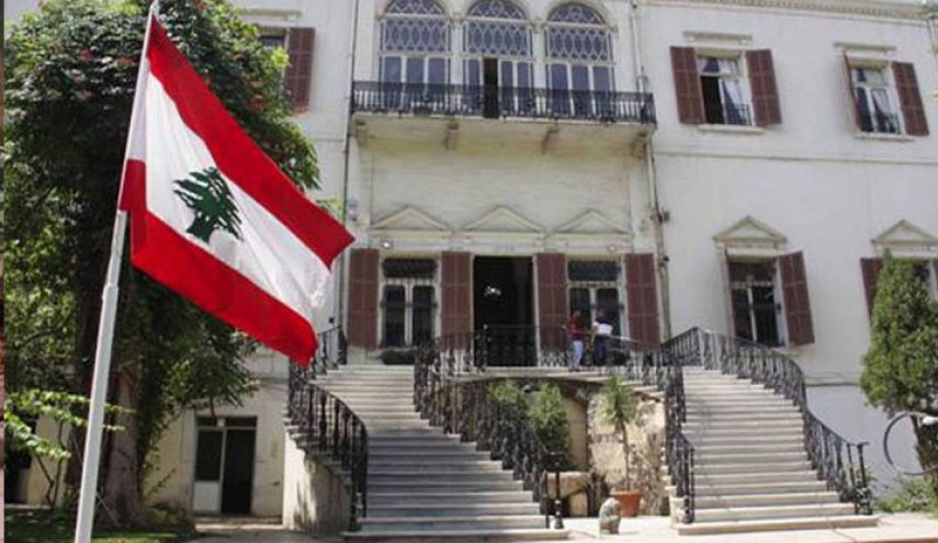 تجمع عدد من المتظاهرين أمام الخارجية اللبنانية رفضا للتدخل الاجنبي